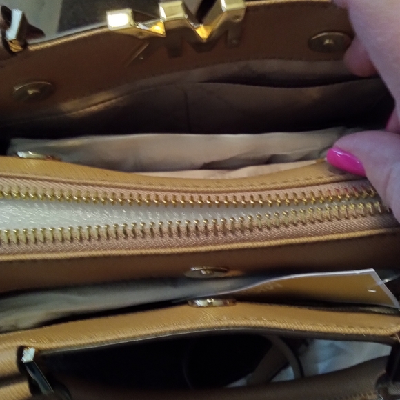 NWT MICHAEL KORS SATCHEL CROSSBODY.... GORGEOUS AND ROOMY - Picture 4 of 8